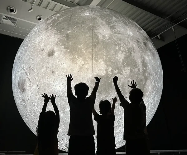 4 kids enjoying moon olioli museum